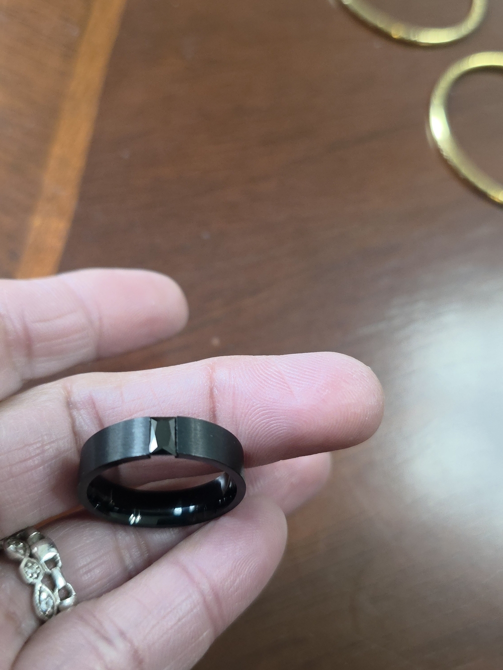 Black Ring with Center Facet